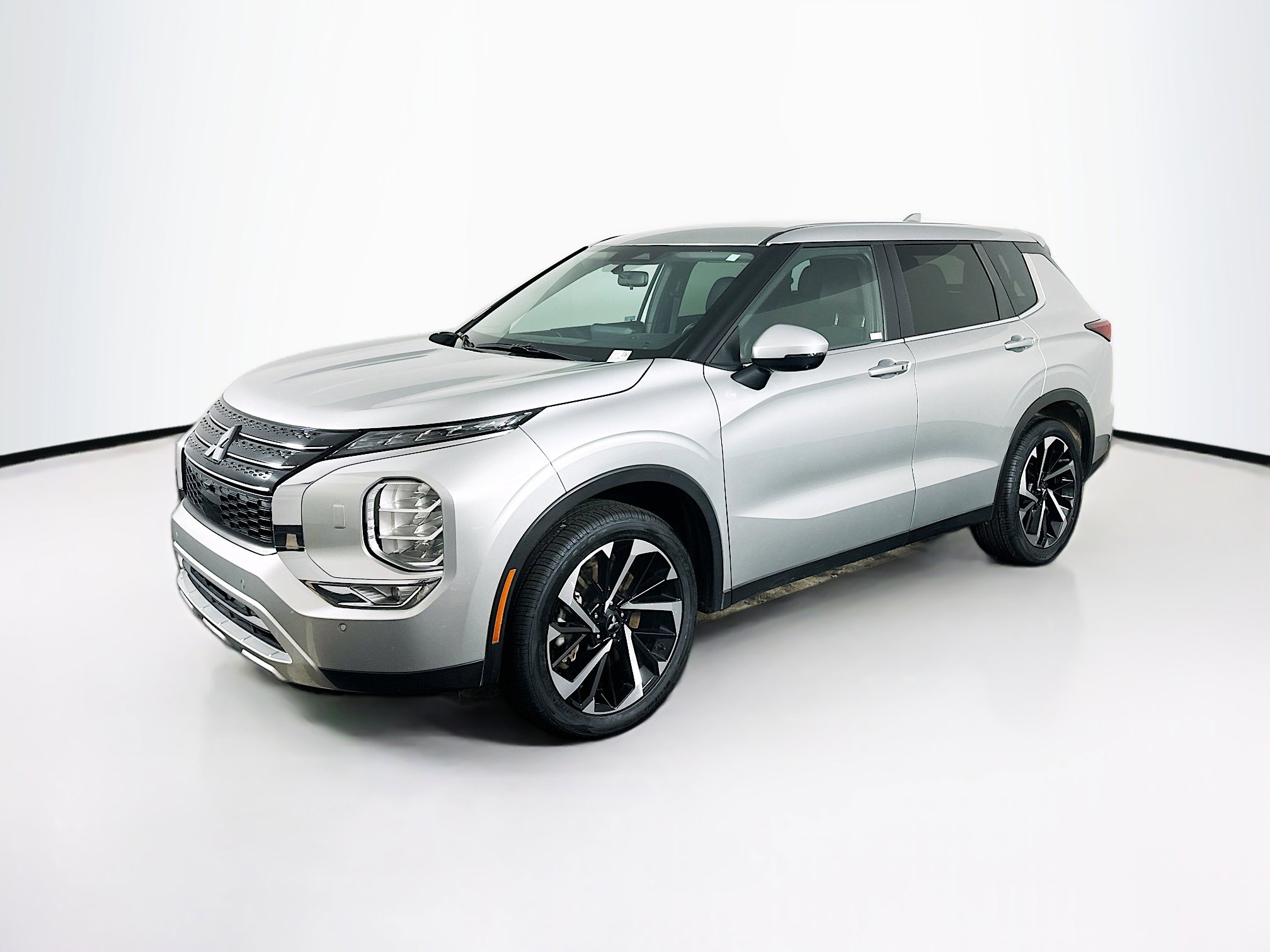 Used 2024 Mitsubishi Outlander SE image 3