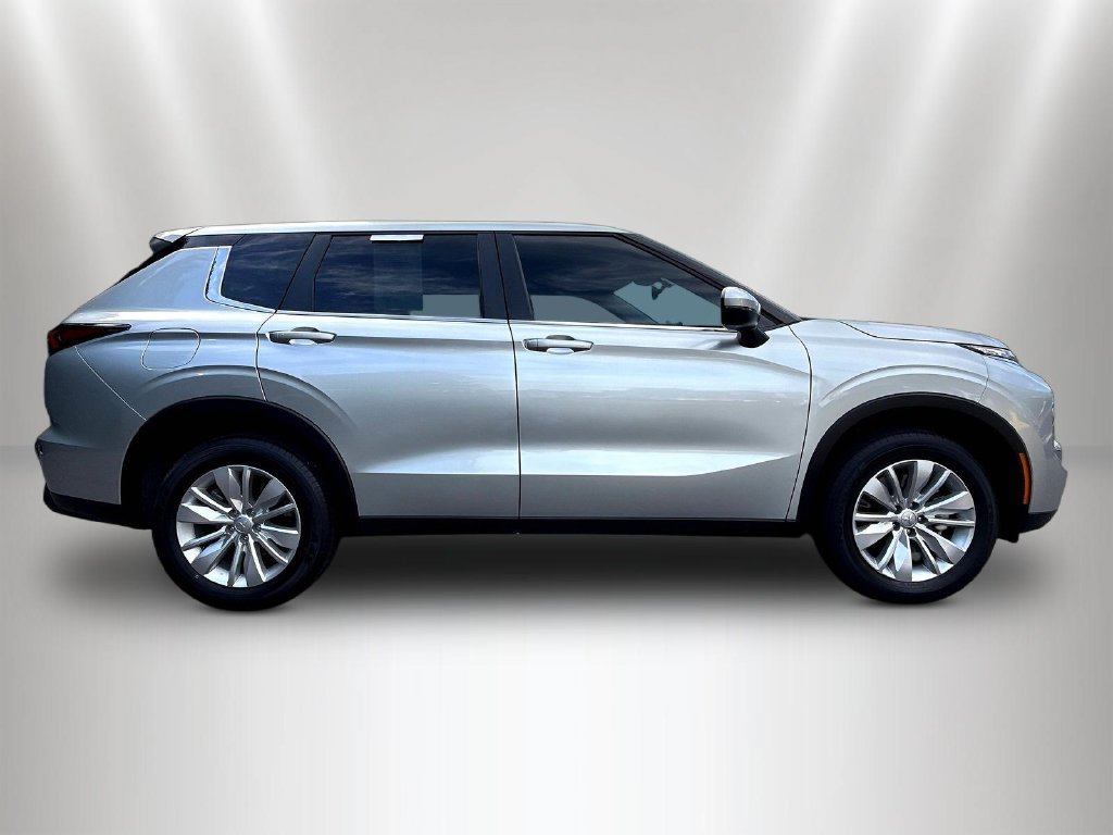 Used 2025 Mitsubishi Outlander ES AWD/4WD image 4