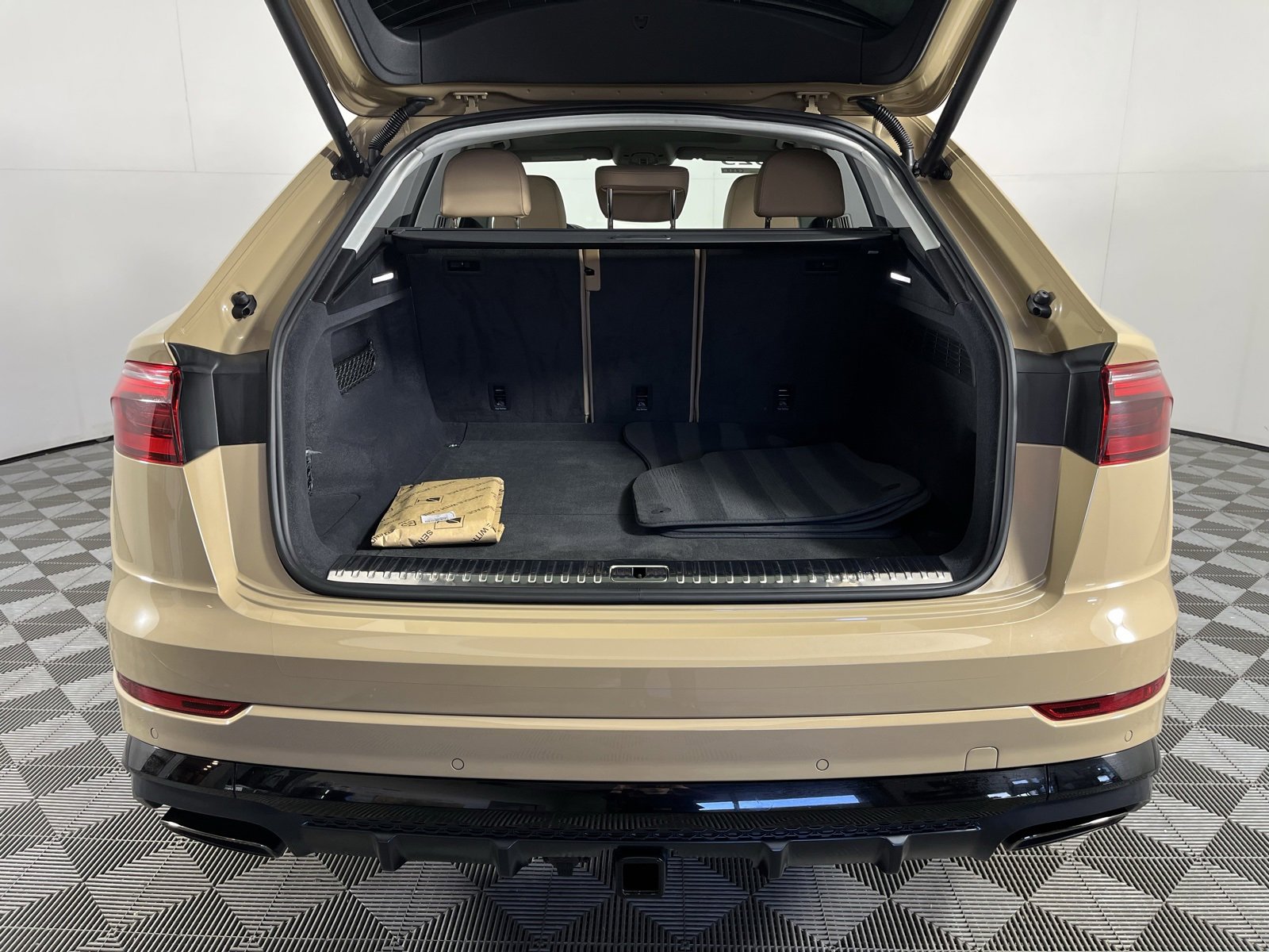 Used 2025 Audi Q8 Premium Plus w/ Premium Plus Package image 21