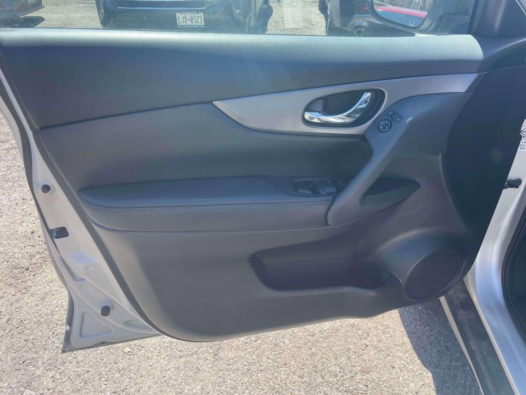 Used 2015 Nissan Rogue SV w/ SV Moonroof Package image 16