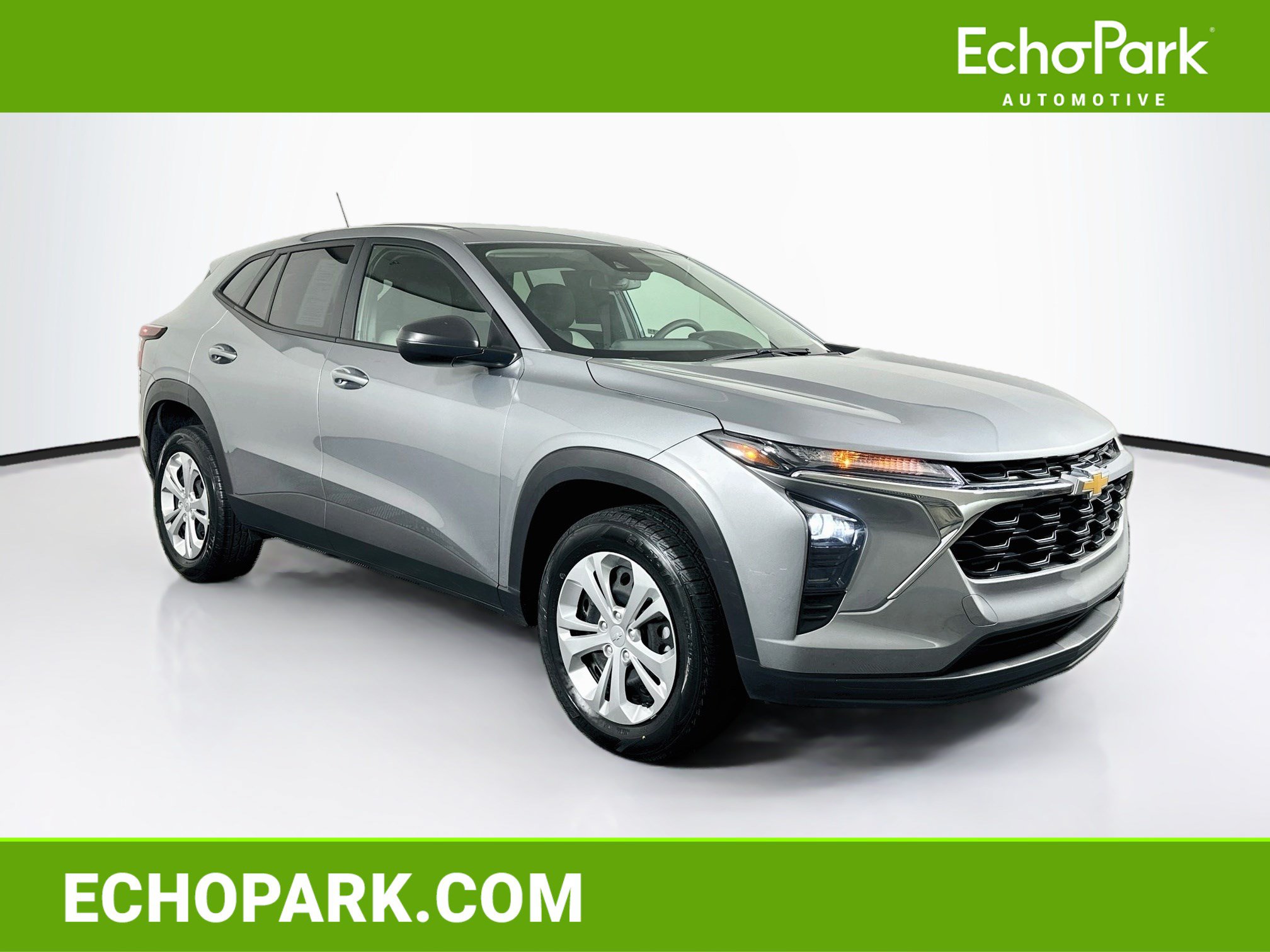 Used 2025 Chevrolet Trax LS FWD image 1