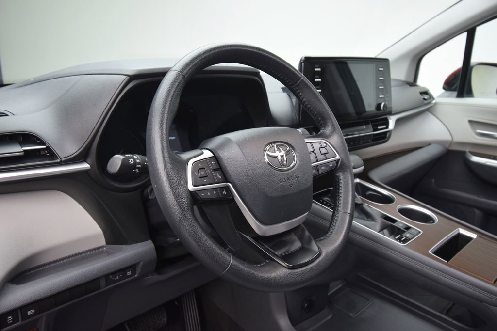 Used 2021 Toyota Sienna XLE image 14