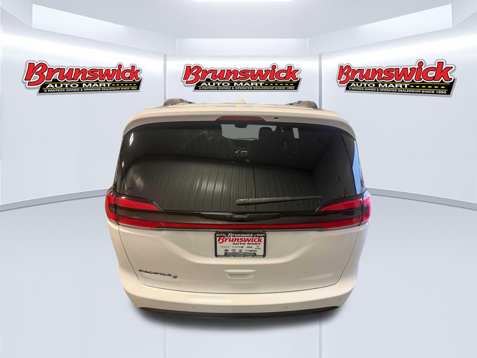 Used 2021 Chrysler Pacifica Touring w/ S Appearance Package FWD image 16