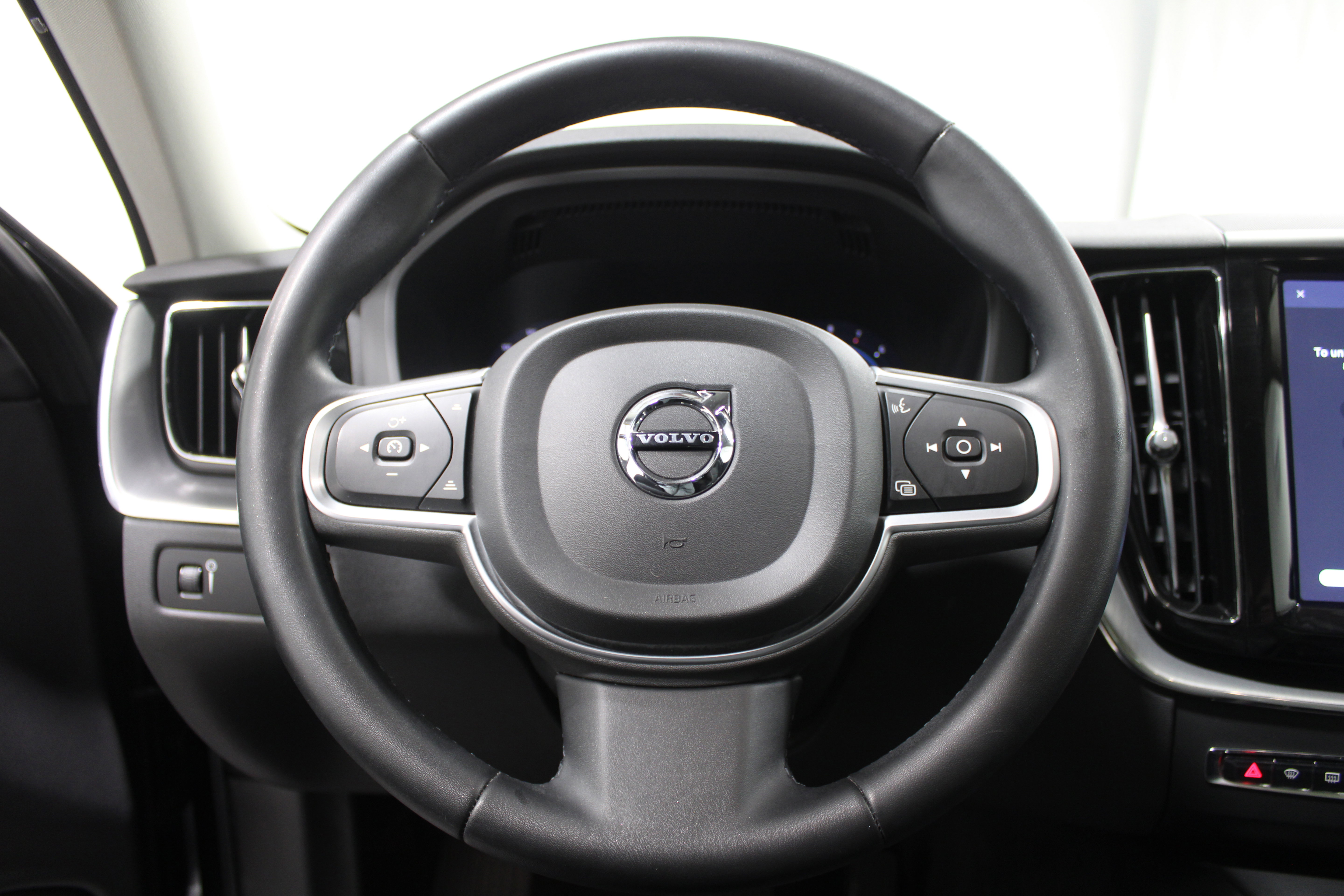 Used 2022 Volvo XC60 B5 Momentum AWD/4WD image 8