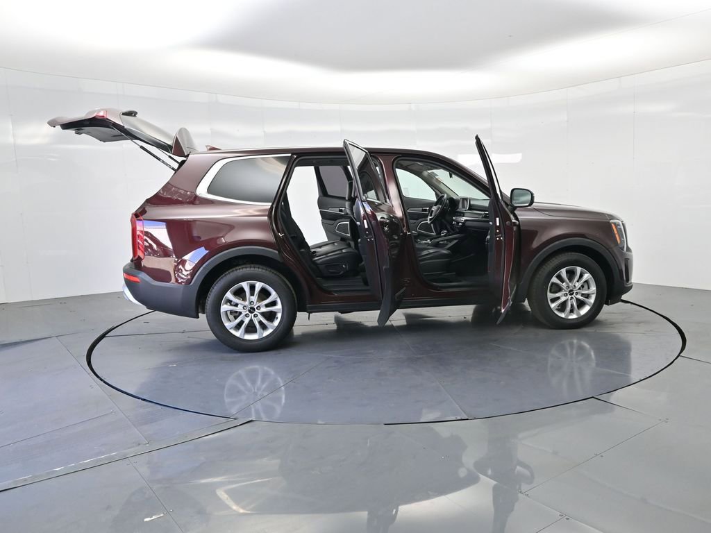 Certified 2022 Kia Telluride LX image 3