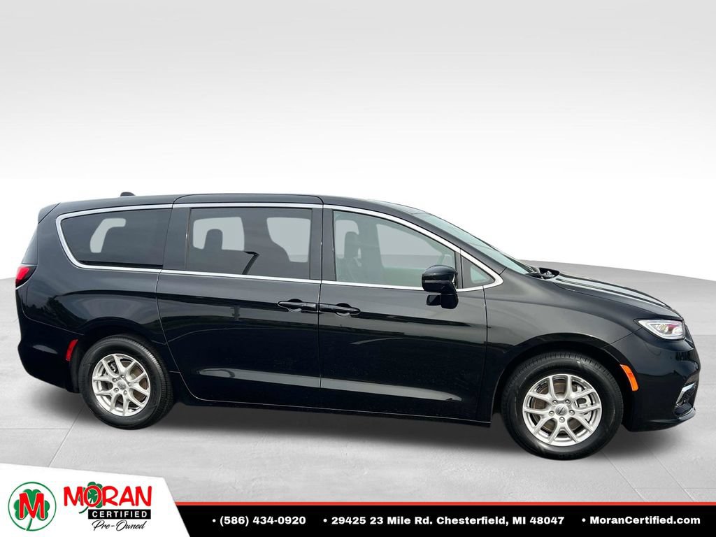 Used 2025 Chrysler Pacifica Select FWD image 6
