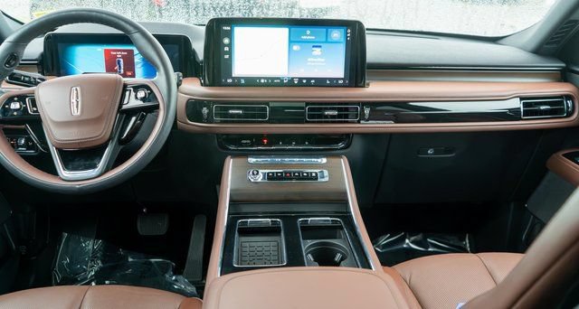 Used 2025 Lincoln Aviator Reserve w/ Illumination Package AWD/4WD image 16