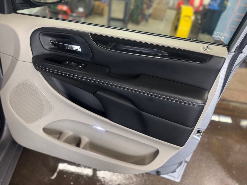 Used 2015 Dodge Grand Caravan SE FWD image 24