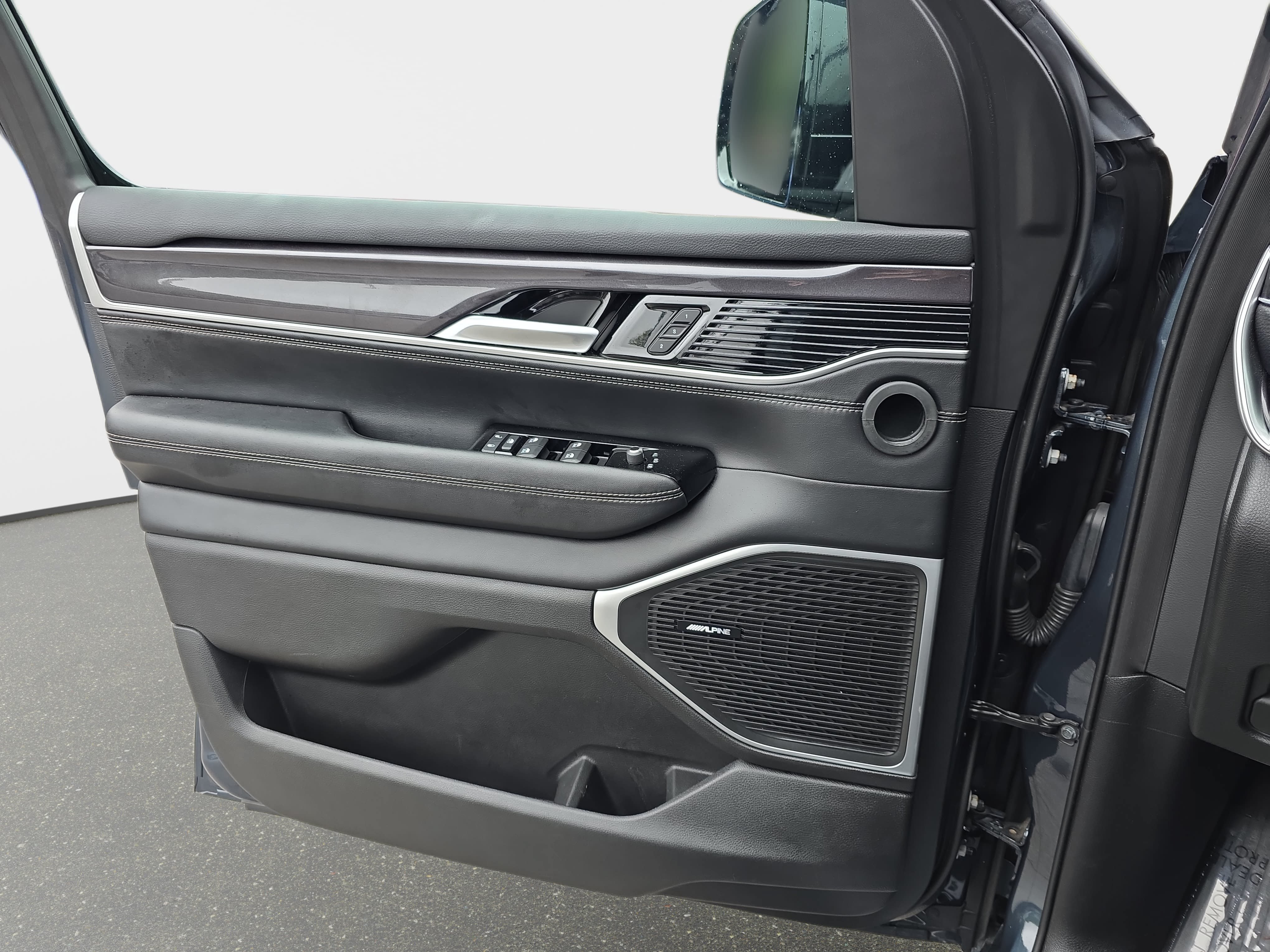 Certified 2024 Jeep Wagoneer 4WD w/ Premium Group I image 25