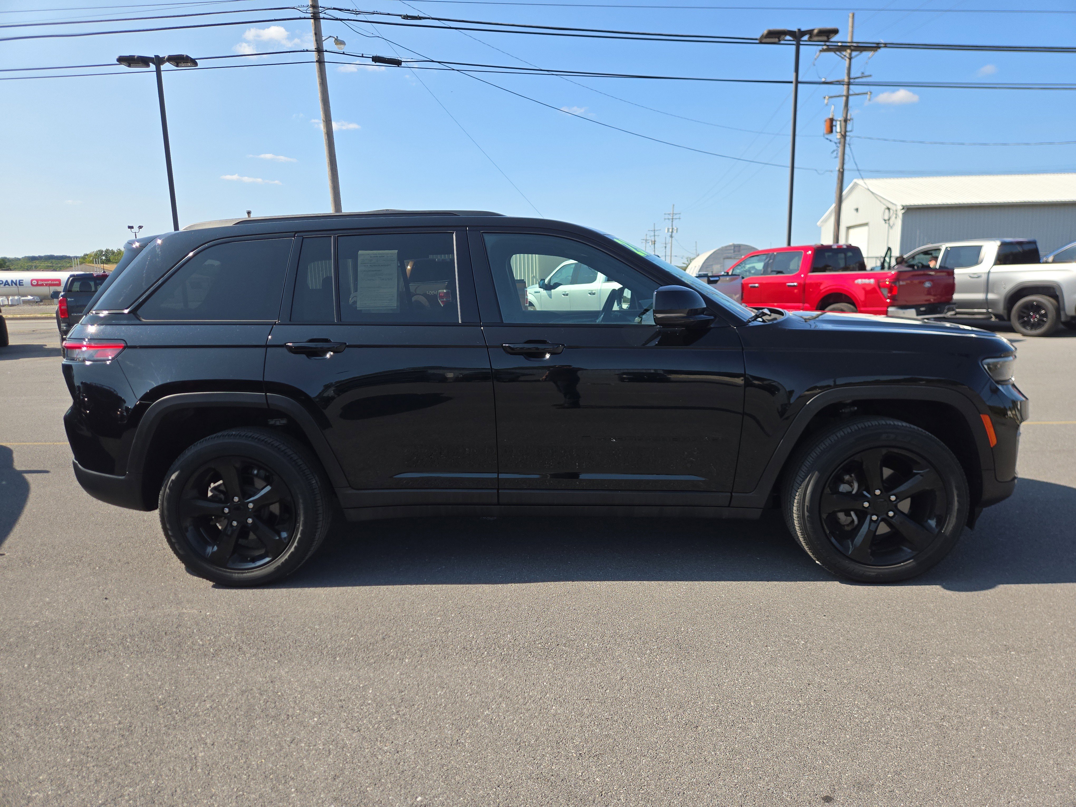 Used 2023 Jeep Grand Cherokee Altitude image 2