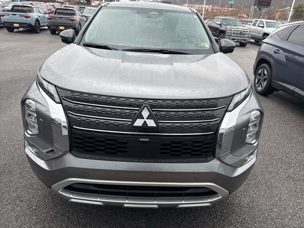 Used 2022 Mitsubishi Outlander SE image 2