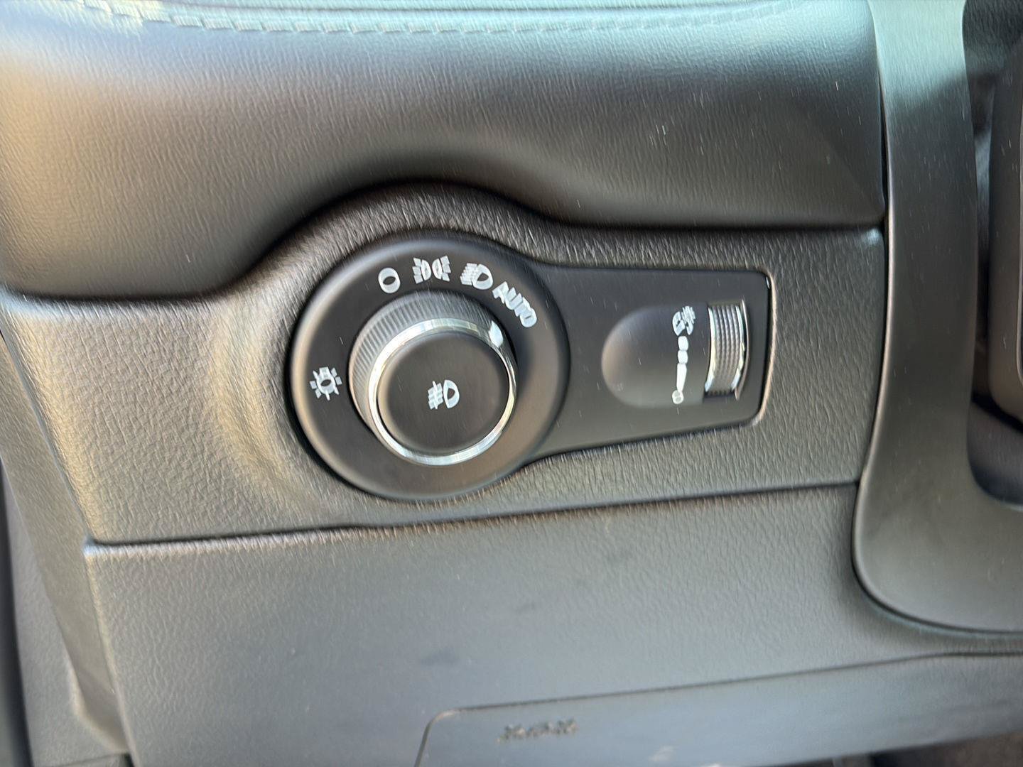Used 2022 Dodge Durango SXT AWD/4WD image 11
