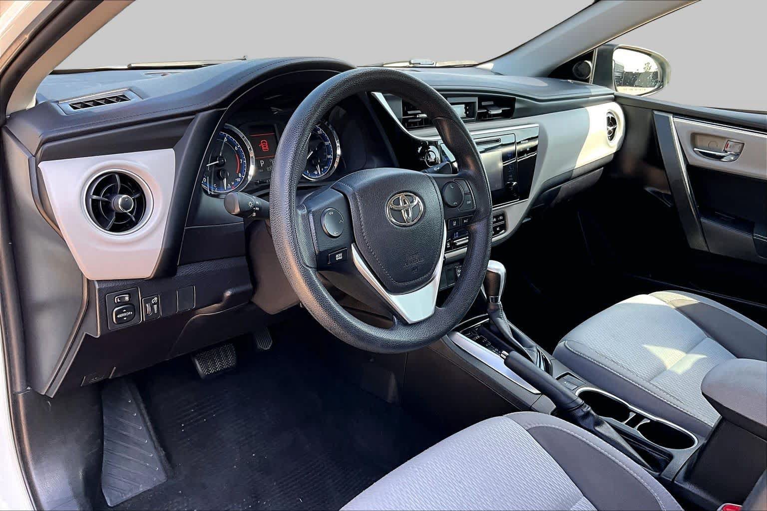 Used 2017 Toyota Corolla LE FWD image 17