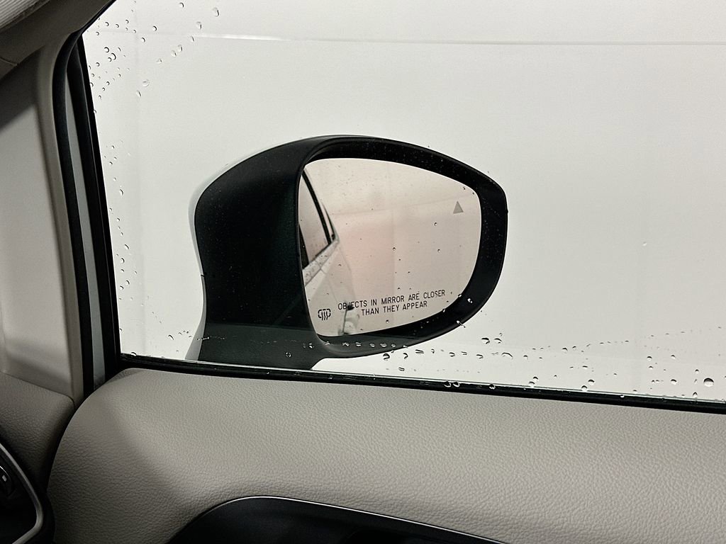 Used 2023 Chrysler Pacifica Touring-L image 27