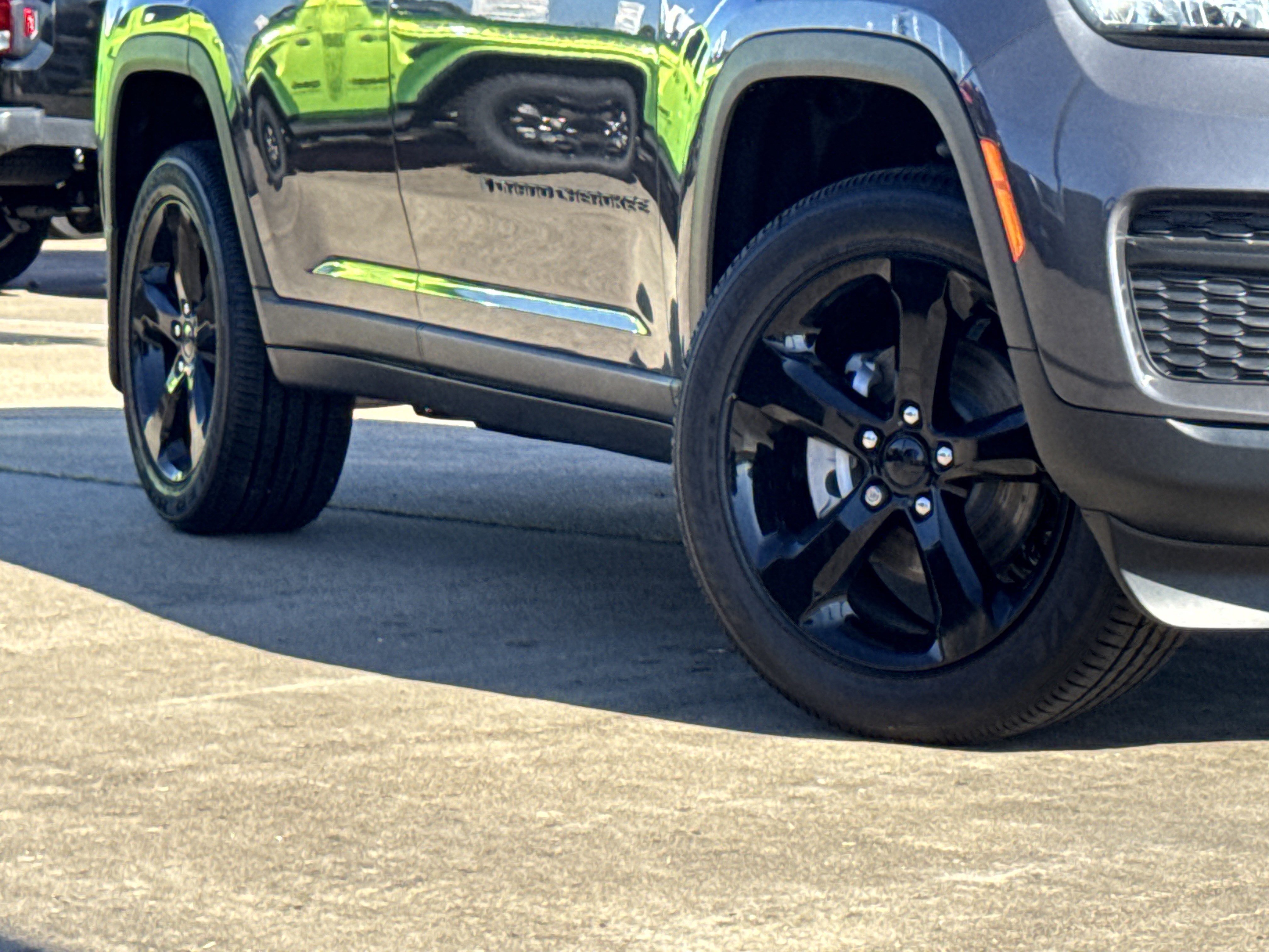 New 2025 Jeep Grand Cherokee Laredo image 3