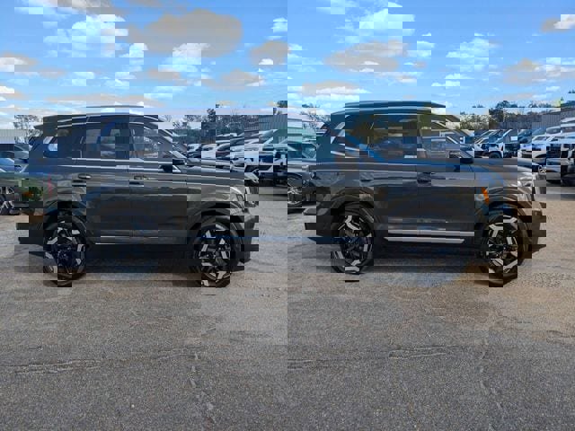 Used 2024 Kia Telluride EX w/ EX Captain's Chair Package image 3