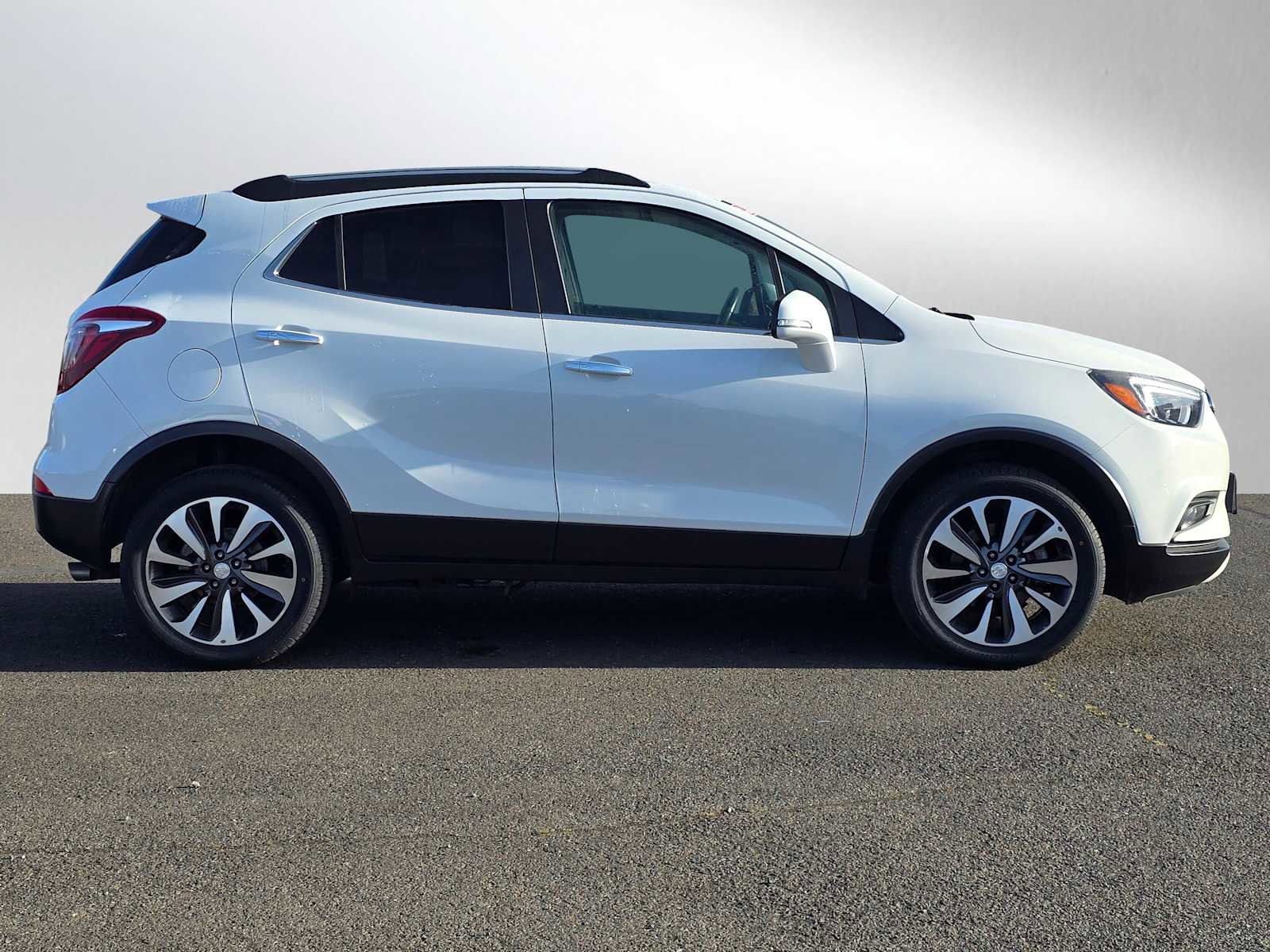 Used 2018 Buick Encore Essence image 2