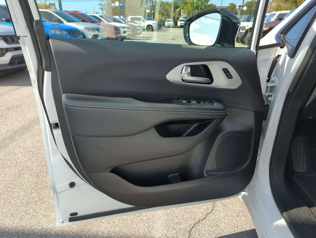 Used 2025 Chrysler Pacifica Limited image 16