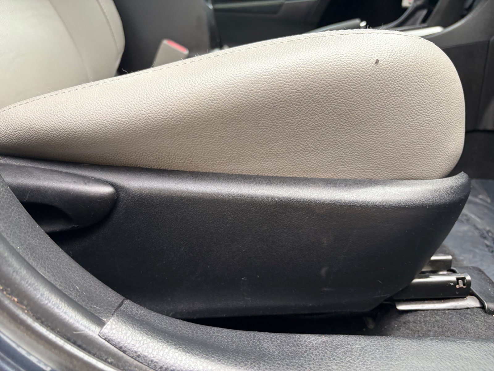 Used 2016 Toyota Corolla LE FWD image 29