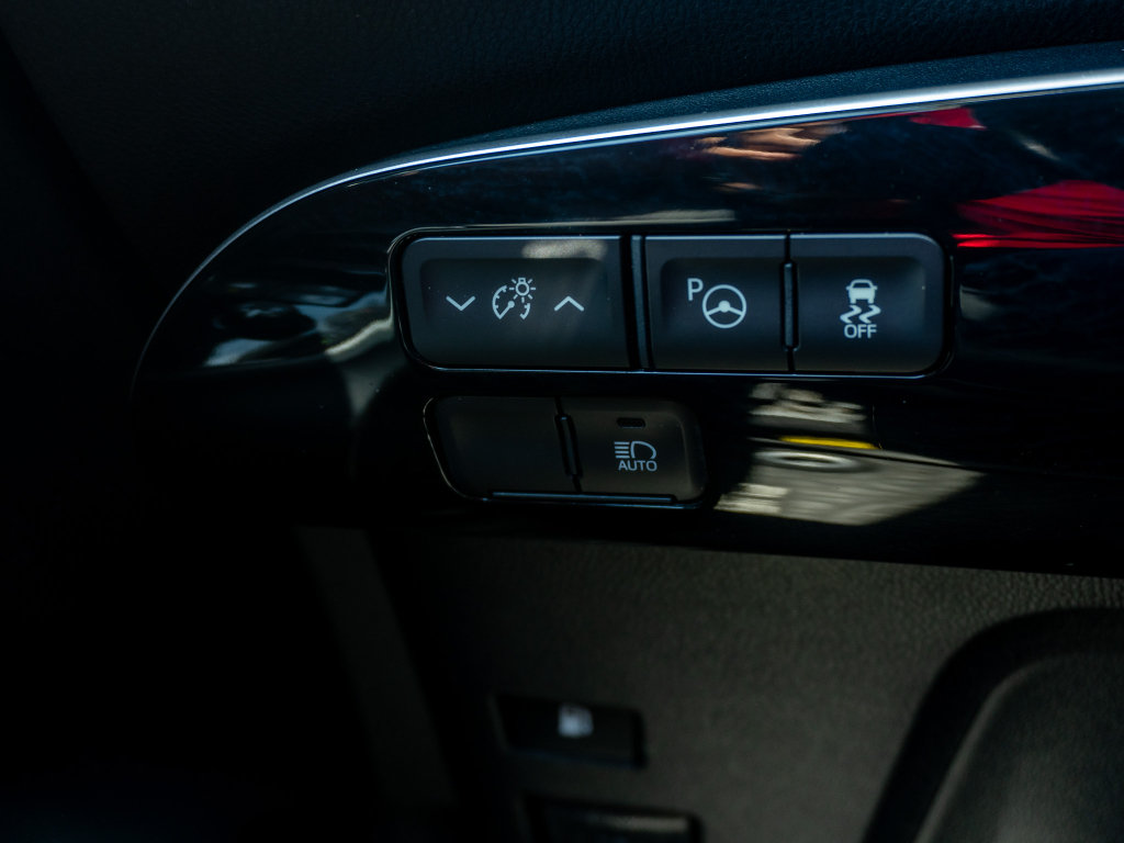 Used 2021 Toyota Prius XLE FWD image 28