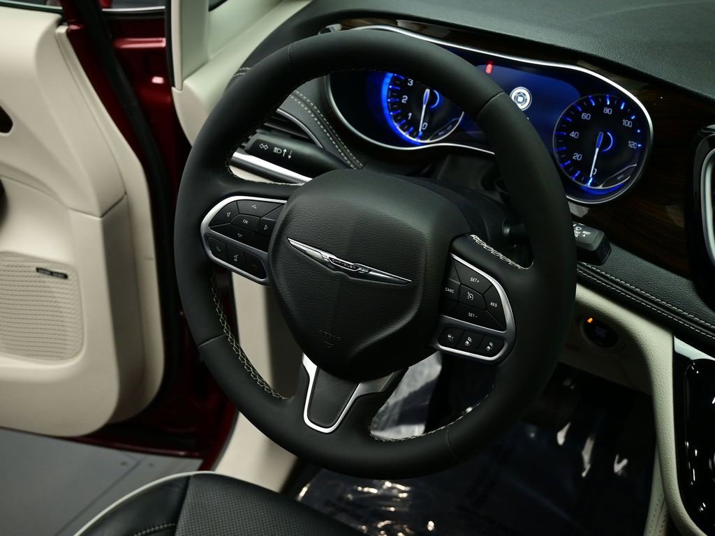 Used 2022 Chrysler Pacifica Limited image 8