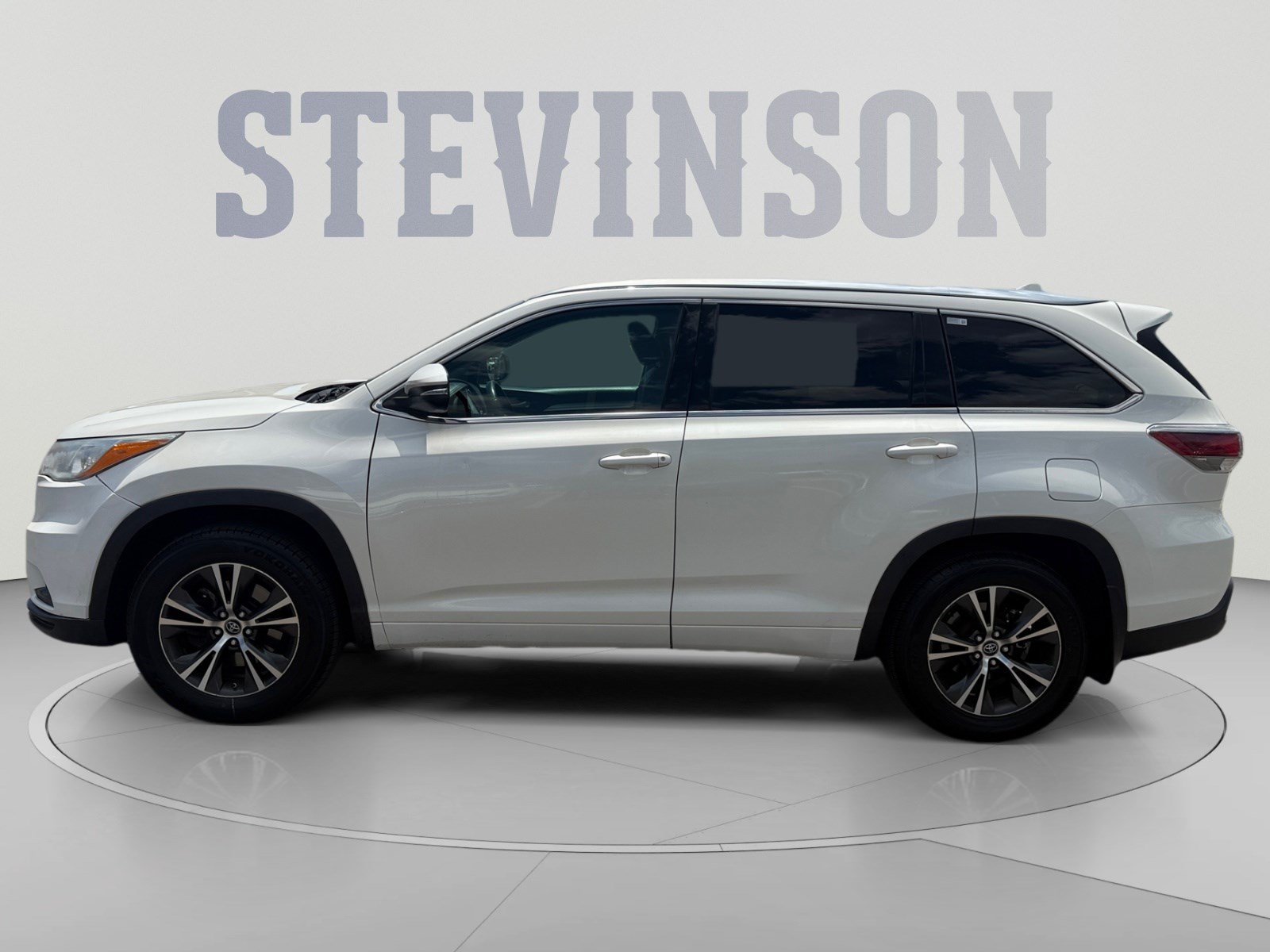 Used 2016 Toyota Highlander XLE AWD/4WD image 2