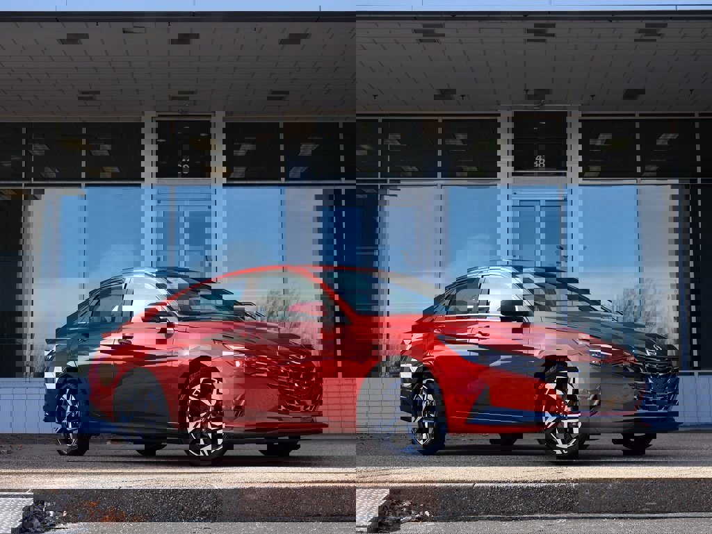 Certified 2022 Hyundai Elantra Limited image 2