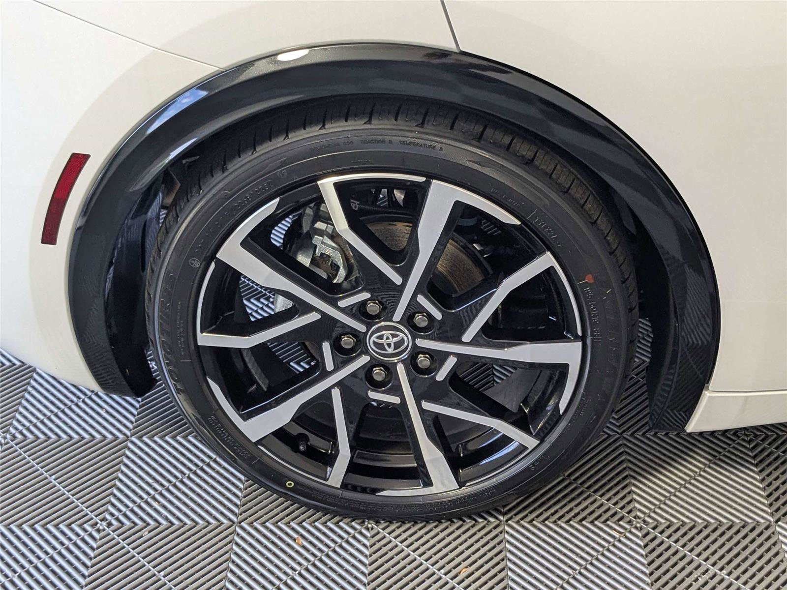 Used 2025 Toyota Prius Plug-In Hybrid image 10