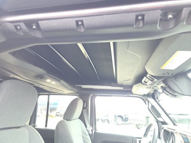 Used 2025 Jeep Wrangler Unlimited Sahara w/ Safety Group image 37