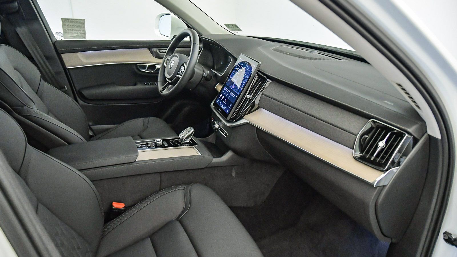 Used 2025 Volvo XC90 T8 Plus w/ Protection Package Premier image 16