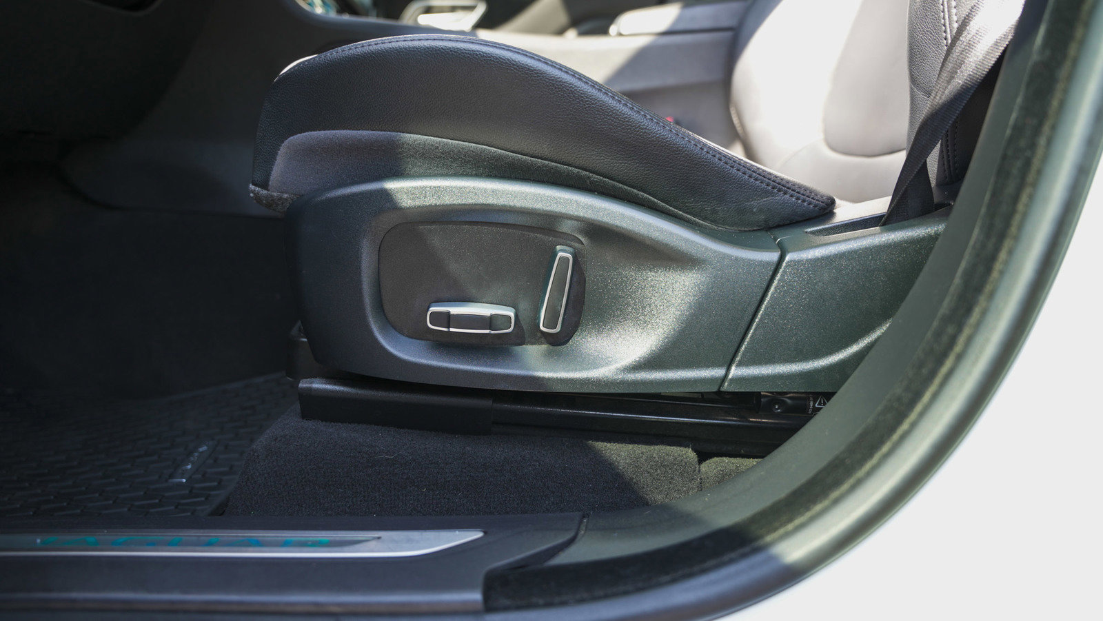 Used 2019 Jaguar F-PACE Premium image 16