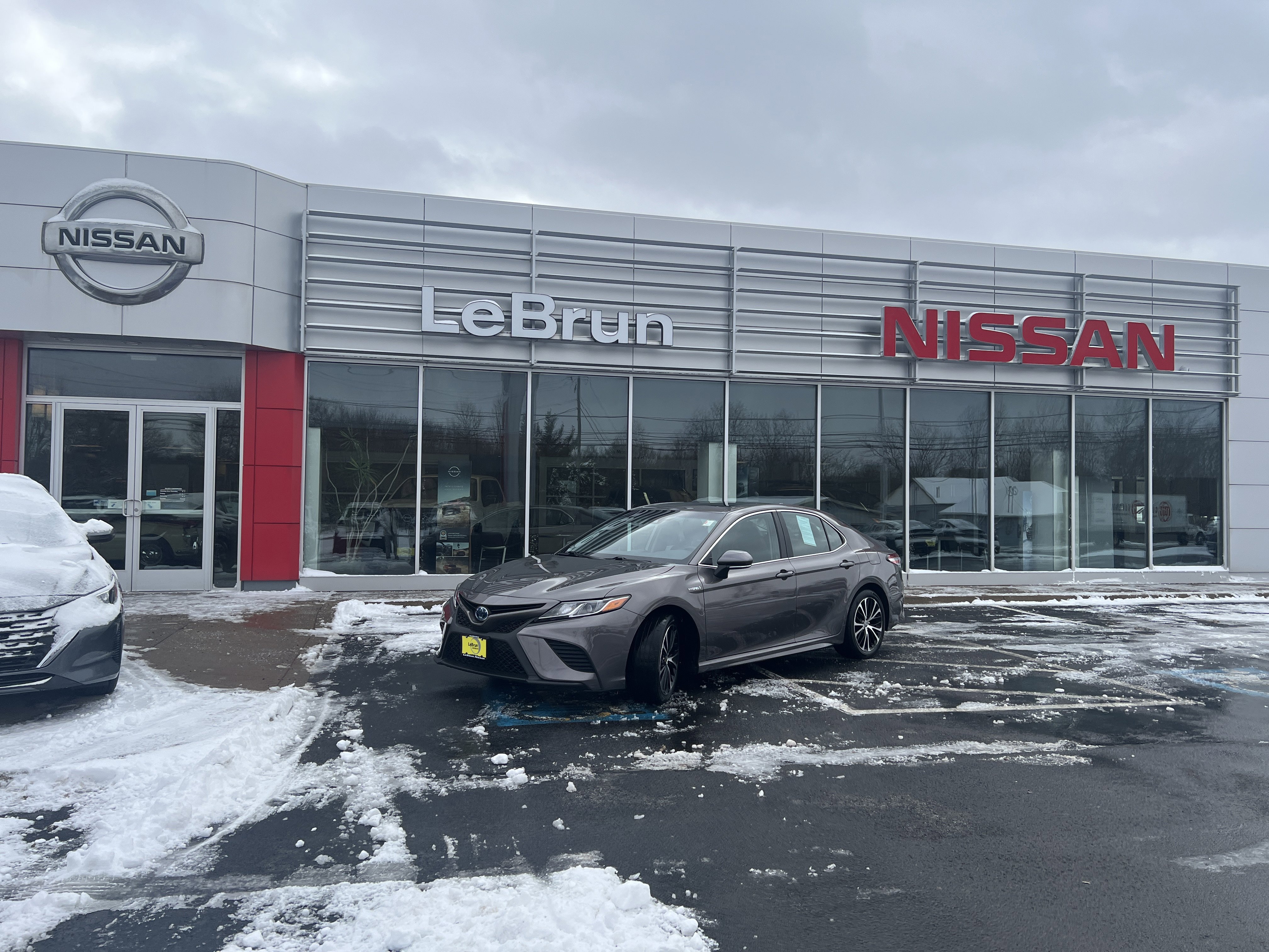 Used 2020 Toyota Camry SE w/ Sunroof Package