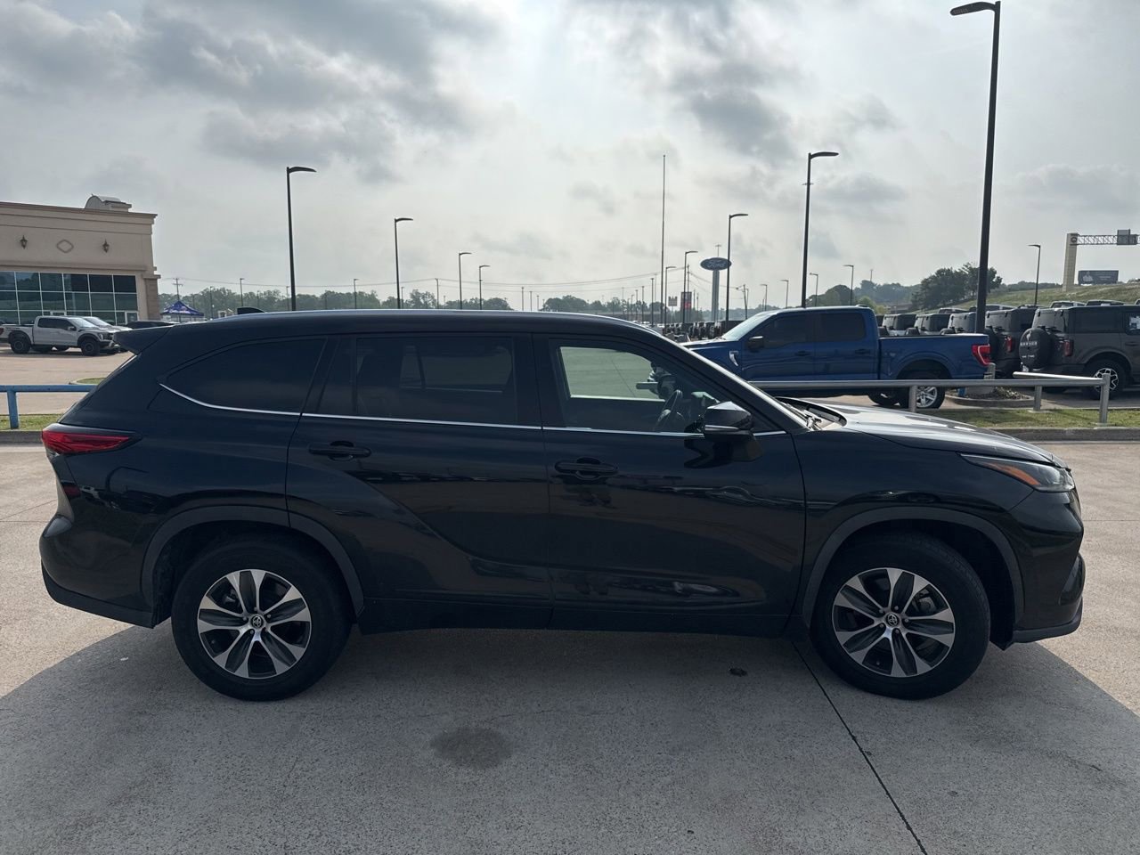 Used 2021 Toyota Highlander XLE FWD image 17