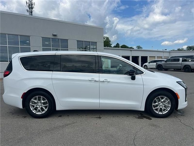 New 2027 Chrysler Pacifica Select FWD image 4