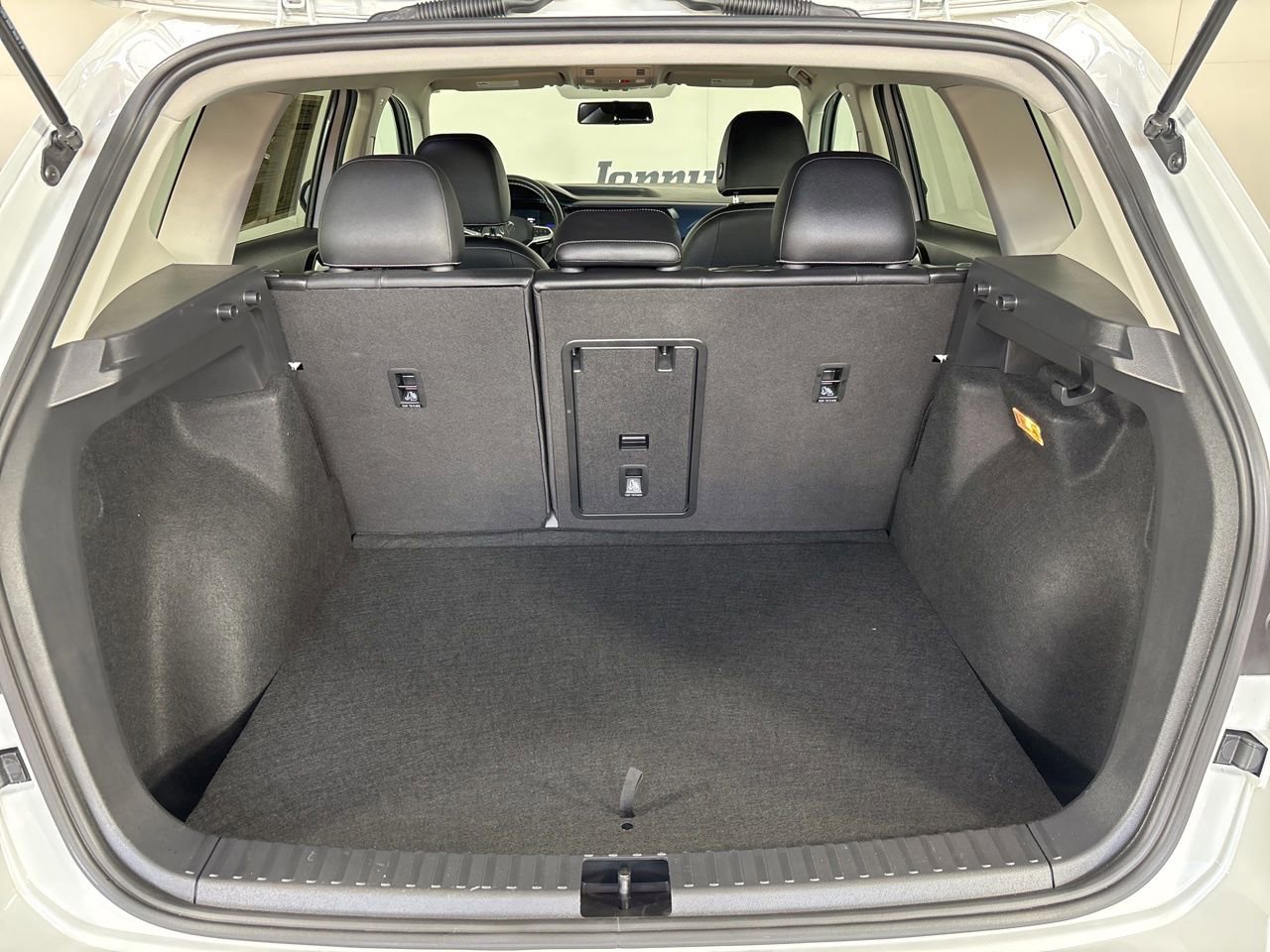 Used 2022 Volkswagen Taos SE w/ Panoramic Sunroof Package image 24