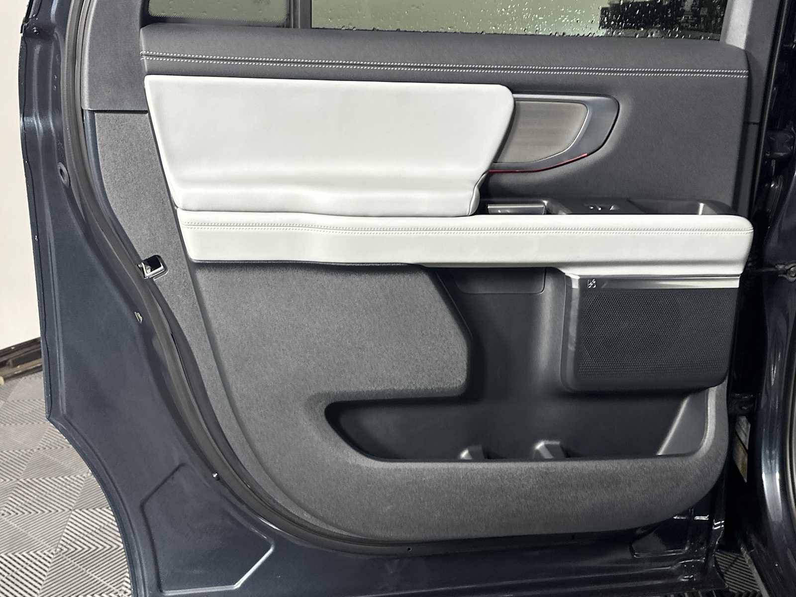 Used 2025 Ford Expedition Max Platinum AWD/4WD image 24