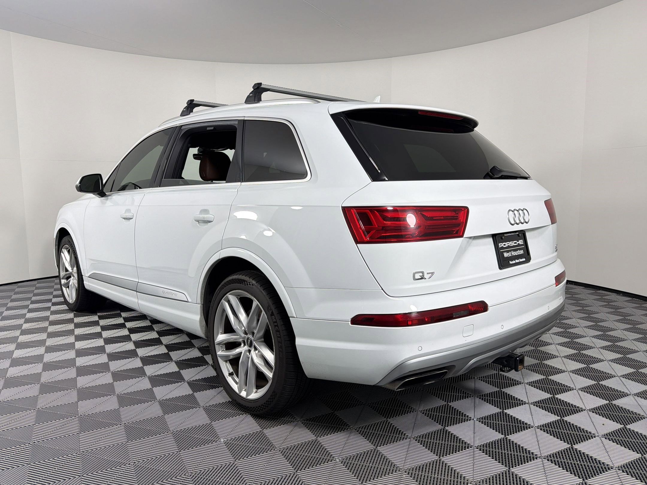 Used 2017 Audi Q7 3.0T Prestige image 3