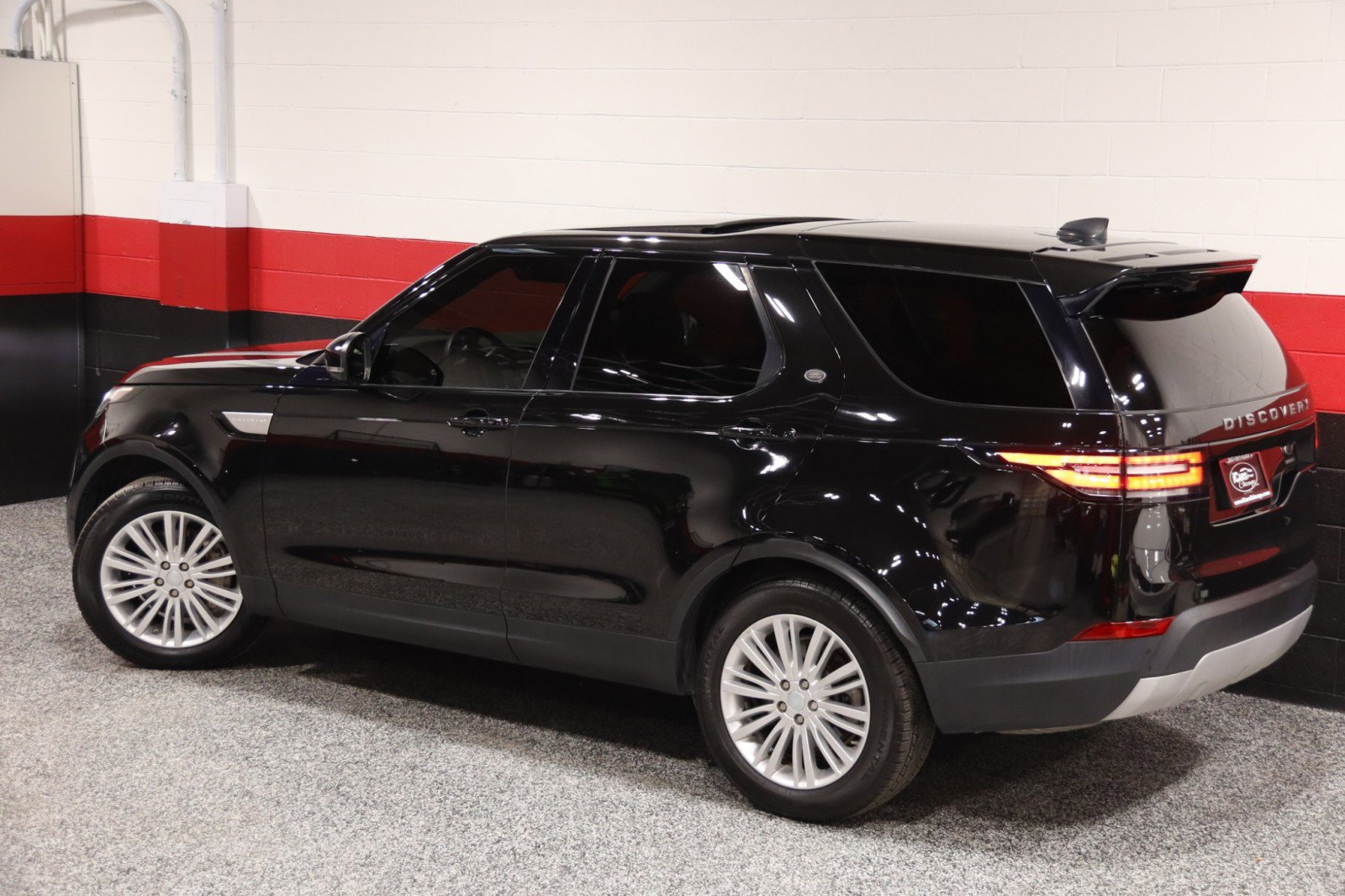 Used 2020 Land Rover Discovery HSE image 25