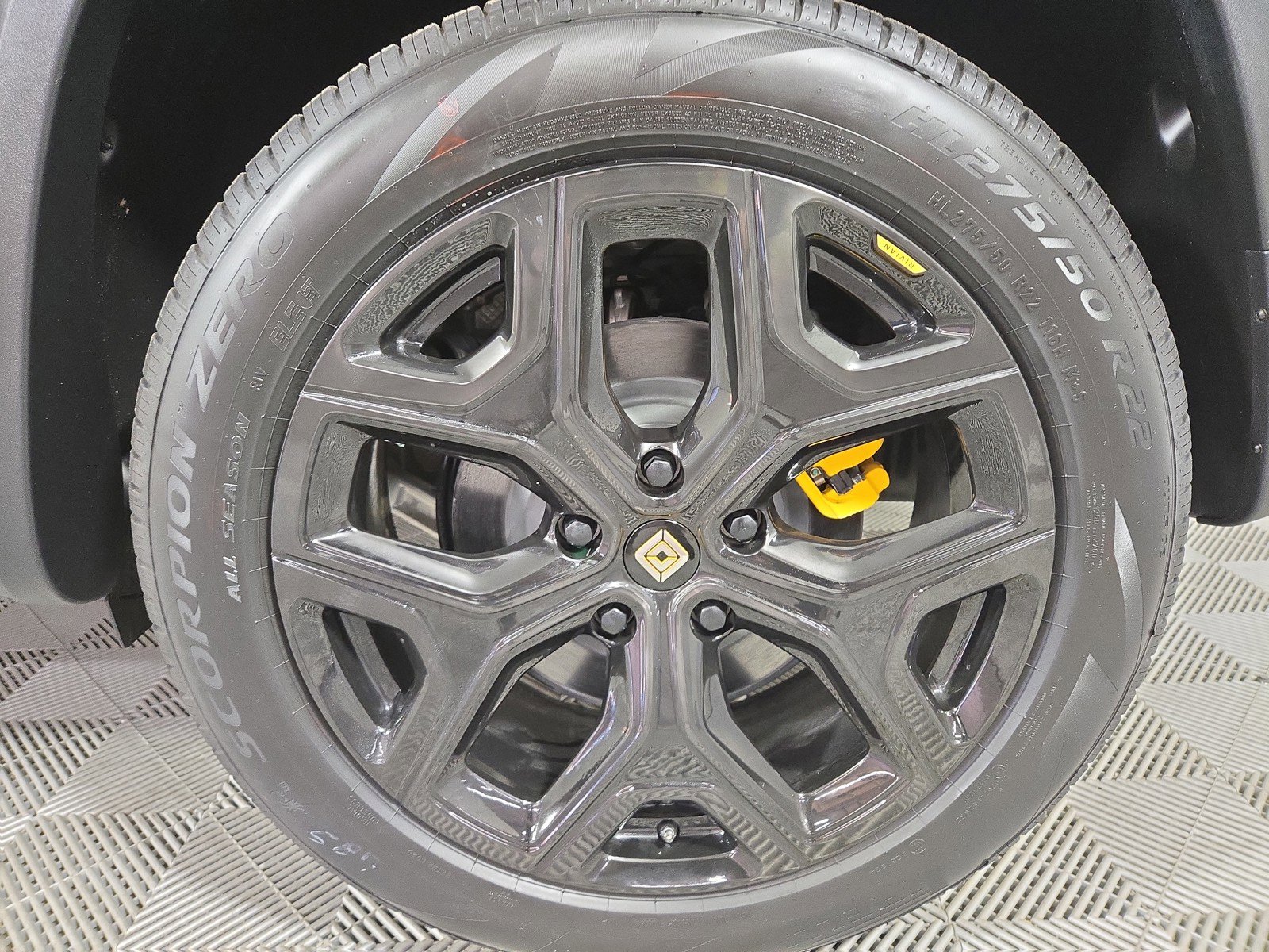 Used 2024 Rivian R1S Adventure image 10