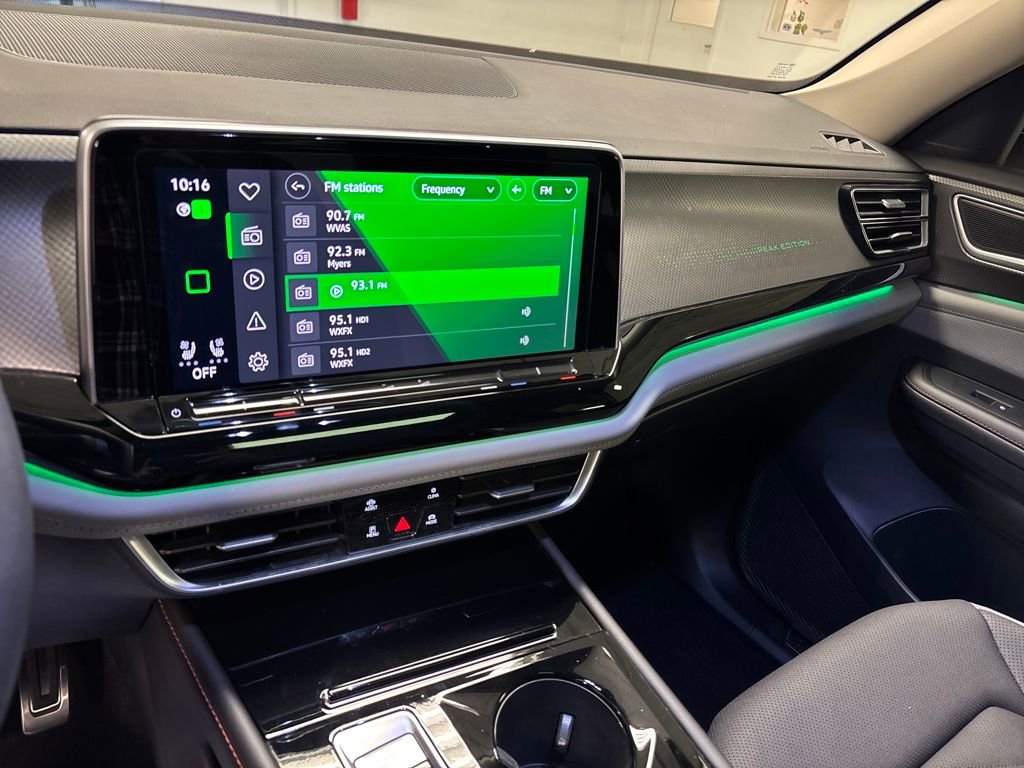 Used 2024 Volkswagen Atlas Peak Edition SE image 35