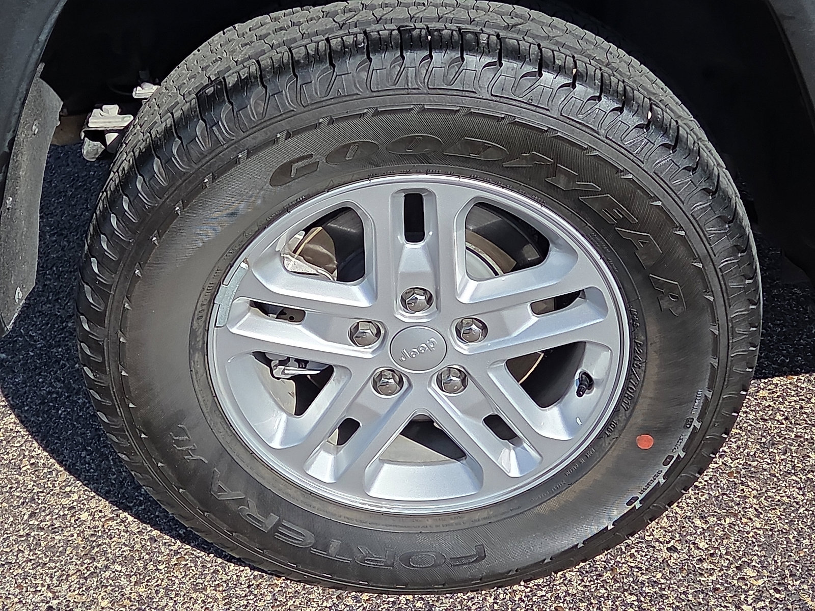 Used 2024 Jeep Grand Cherokee Laredo image 6