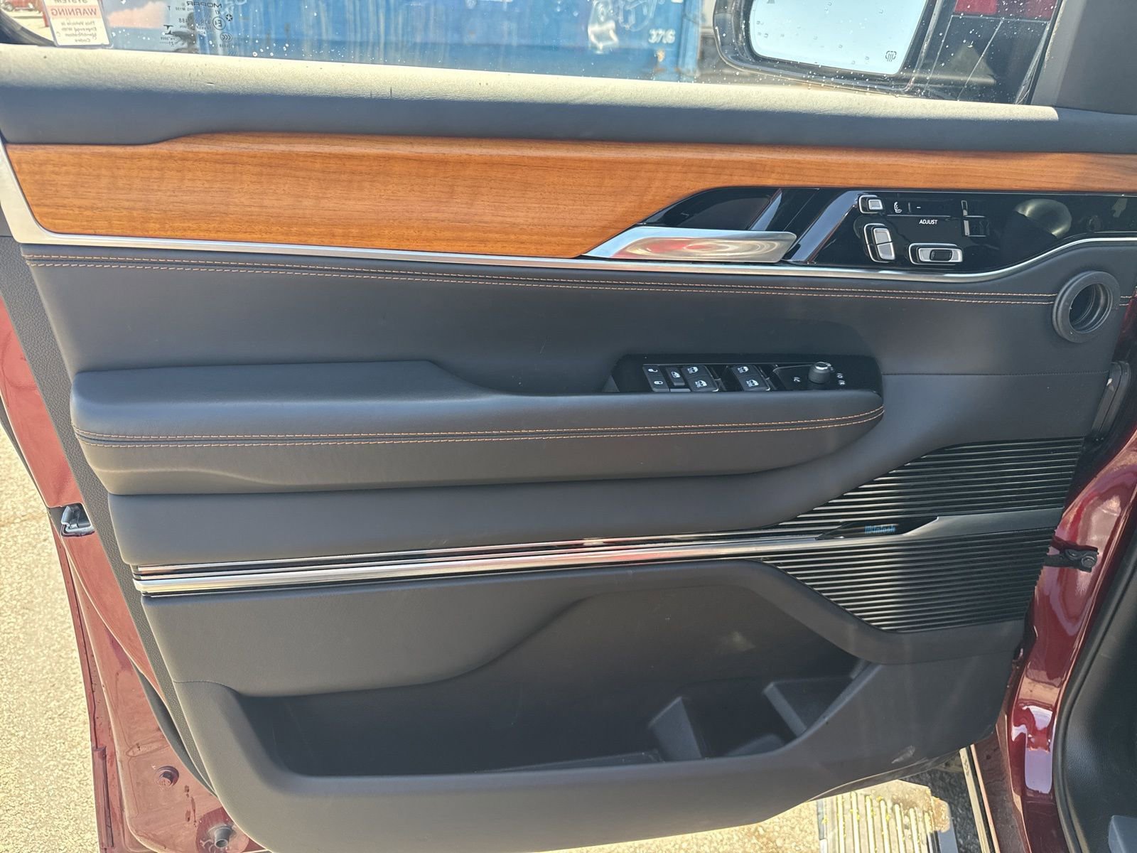 Used 2022 Jeep Grand Wagoneer Series III AWD/4WD image 11