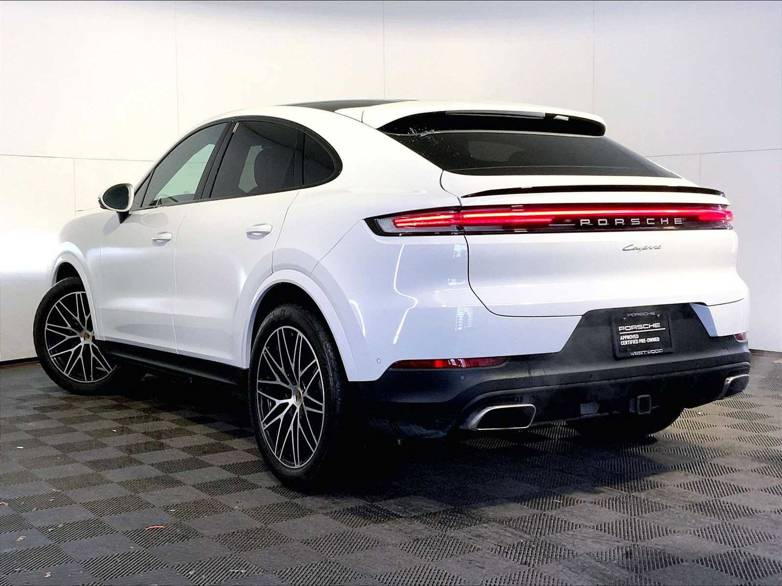 Certified 2024 Porsche Cayenne Coupe image 3