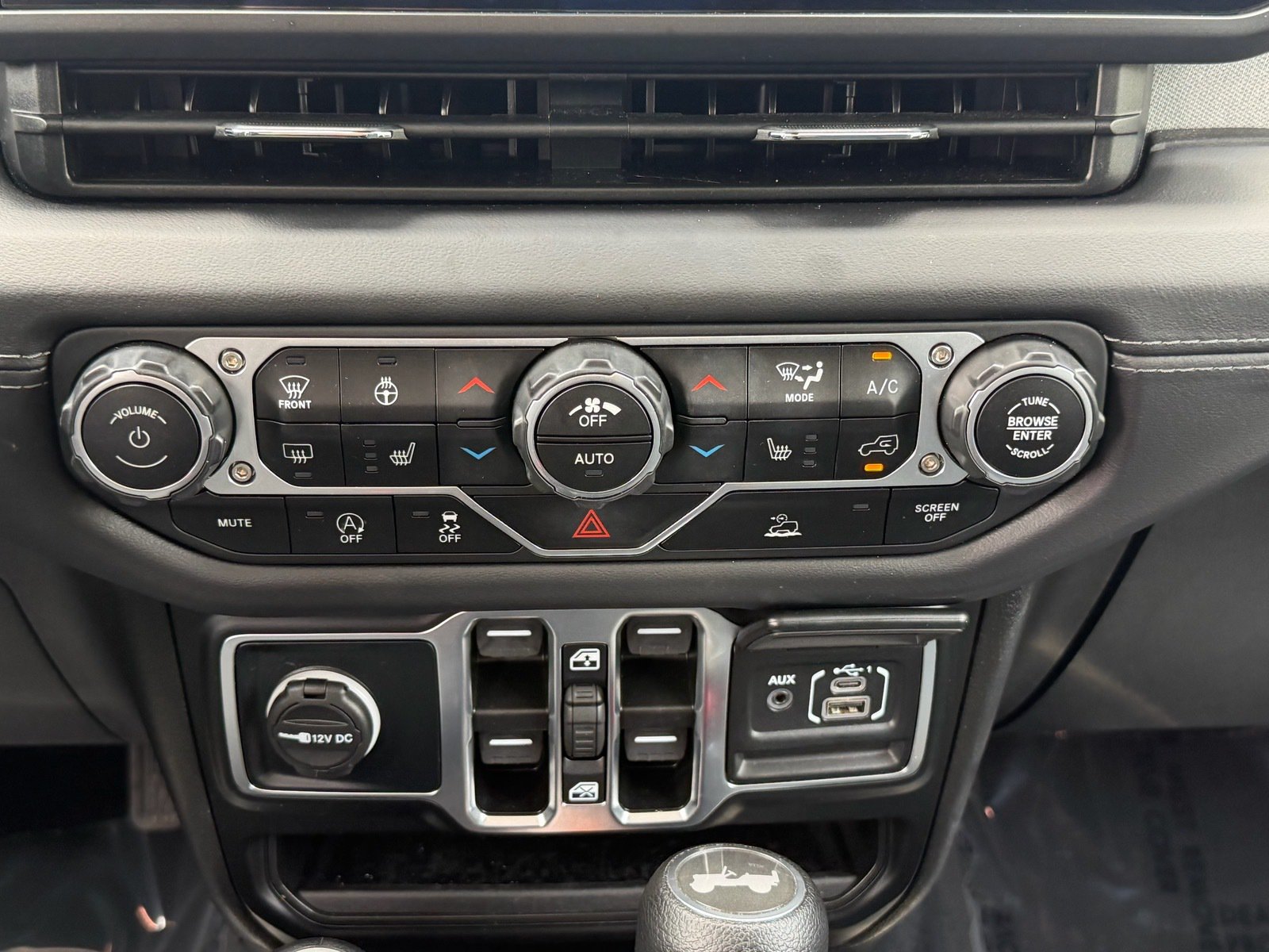 Used 2025 Jeep Wrangler Unlimited Sahara AWD/4WD image 16