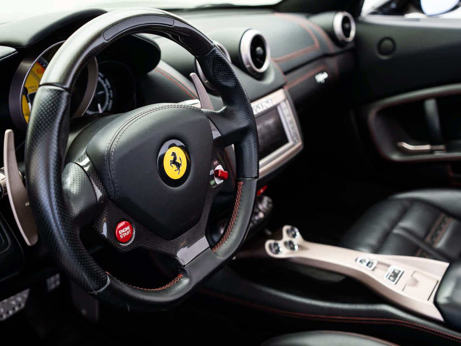 Used 2014 Ferrari California RWD image 17