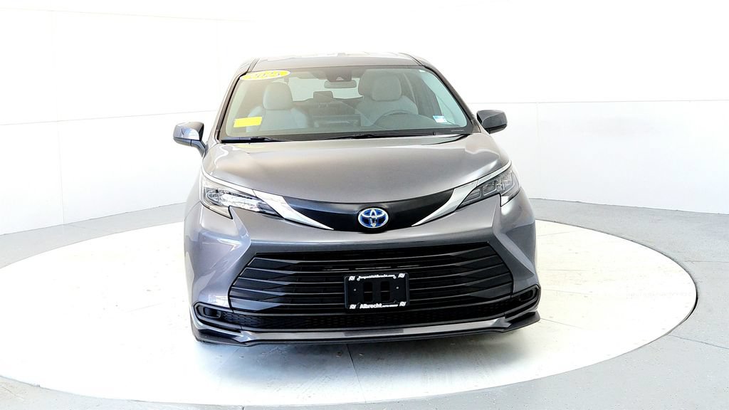 Certified 2025 Toyota Sienna LE AWD/4WD image 8