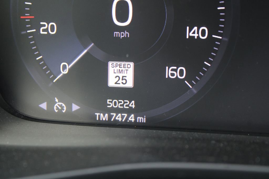 Used 2021 Volvo XC40 T5 R-Design image 32