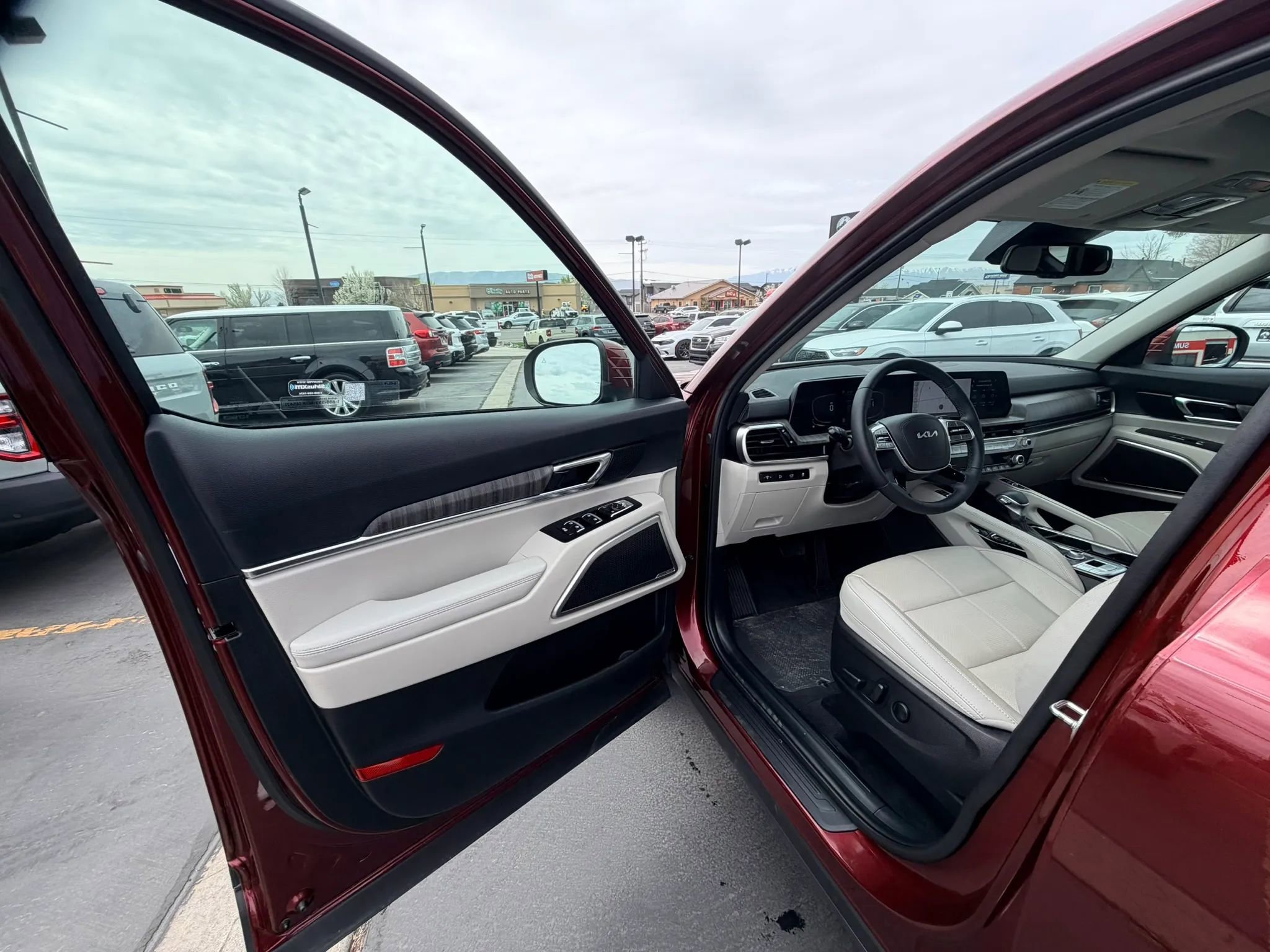 Used 2024 Kia Telluride EX w/ EX Captain's Chair Package image 10