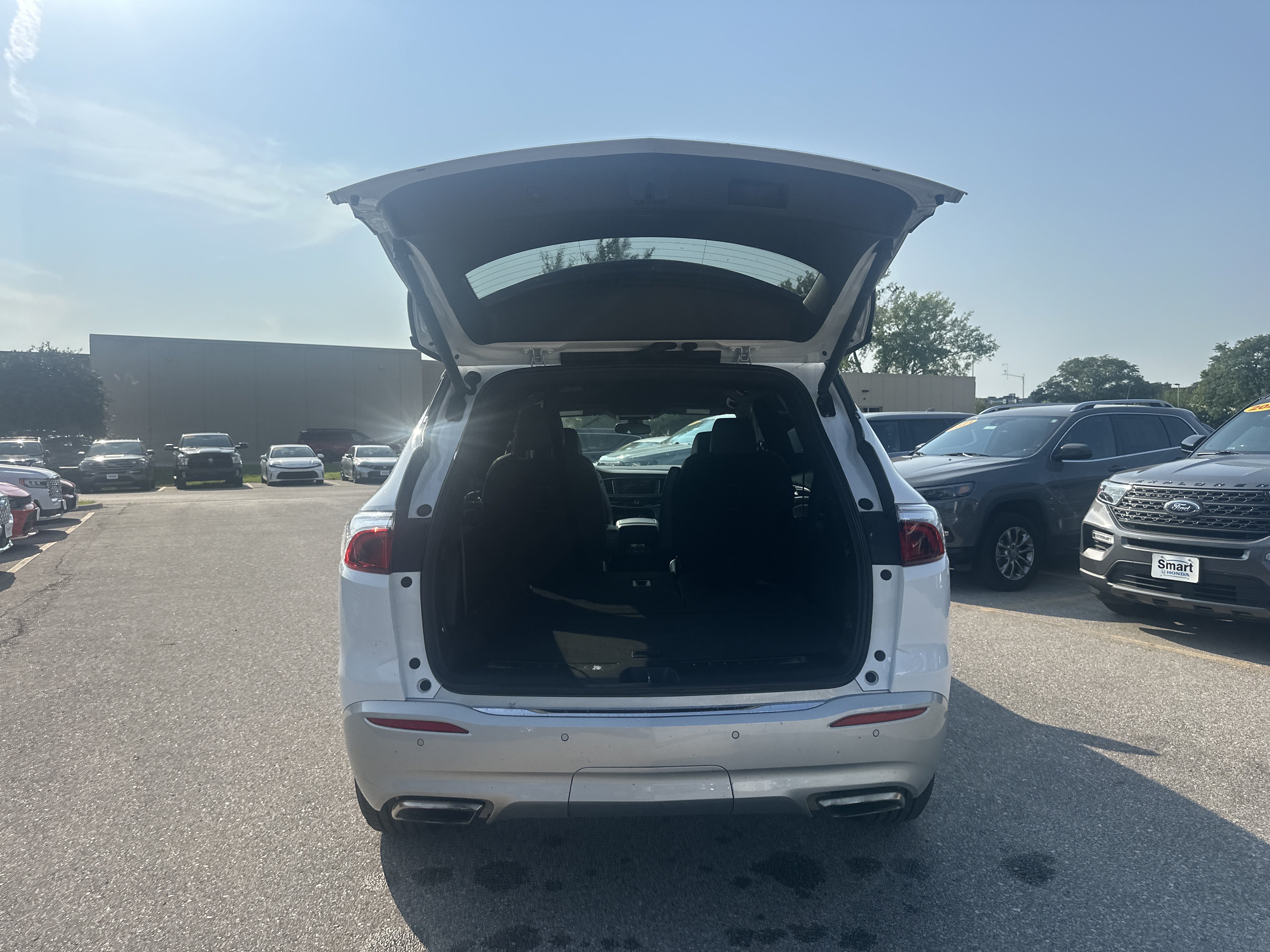 Used 2024 Buick Enclave Essence AWD/4WD image 9