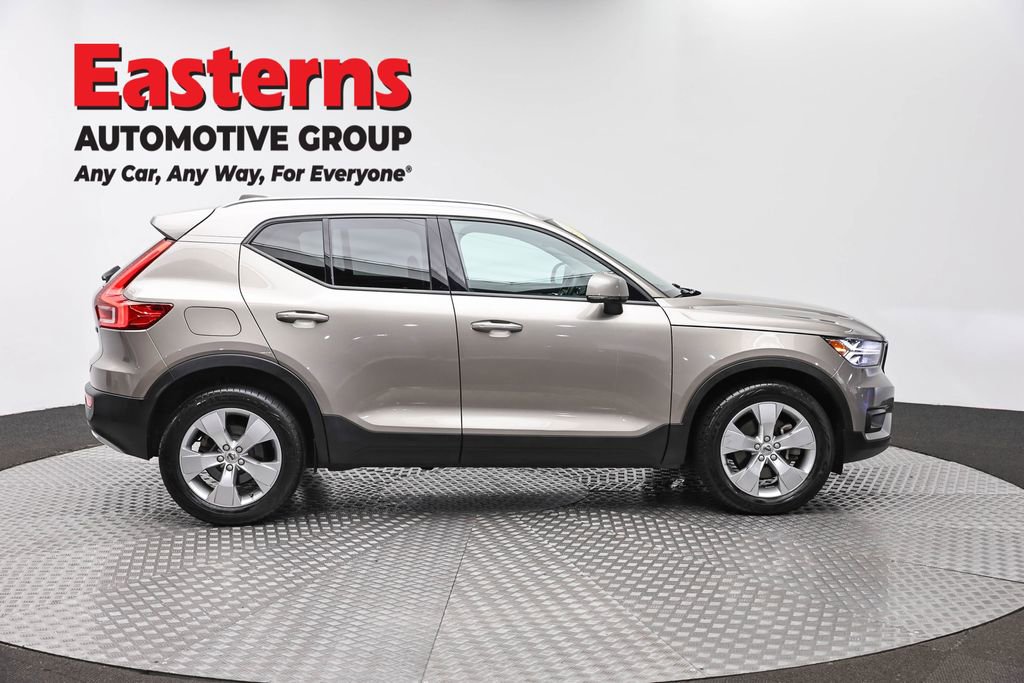 Used 2022 Volvo XC40 T4 Momentum FWD image 4